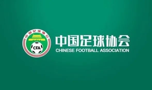 照片中，Baby穿着蓝绿色格纹长裙，内搭V领复古衬衫，黑色长卷发束成优雅的发髻，甜美可人；王安宇一身咖色 逆生长！