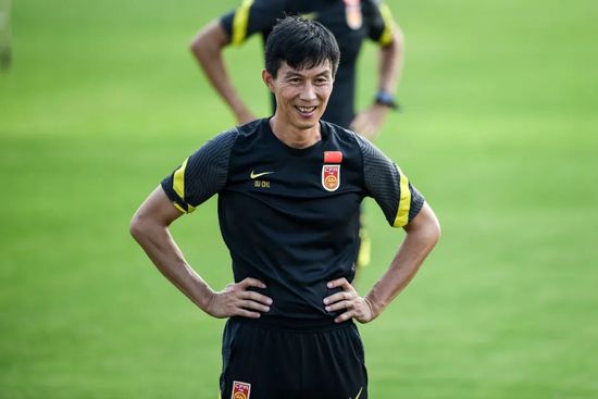 这个画面不仅象征着他完成任务的艰辛，更隐喻着他在奔波中始终坚守的初心。