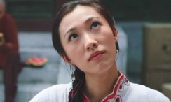 导演肯尼思·布拉纳，主演约翰尼·德普、佩内洛普·科鲁兹、黛茜·雷德利、米歇尔·菲佛、朱迪·丹奇、威廉·达福、德里克·雅各比等悉 佩内洛普产后首走红毯 身材窈窕亮相新片首映礼 2013-10-08 近日，电影《黑金杀机》在伦敦举行首映礼，该片主演、产后首度亮相红地毯的佩内洛普·克鲁兹与老公哈维尔·巴登，演员迈克尔·法斯宾德均出席。