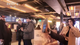 不同院线会推出专属的院线版海报，印刷也相当讲究，有炫彩工艺、镭射风格等。